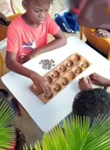 deux enfants jouant à l'awalé
