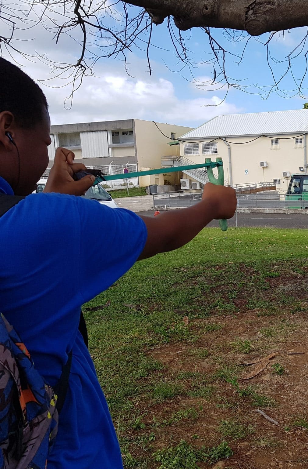 un jeune homme utilisant un banza