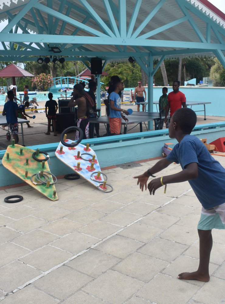 un enfant jouant au disbwa