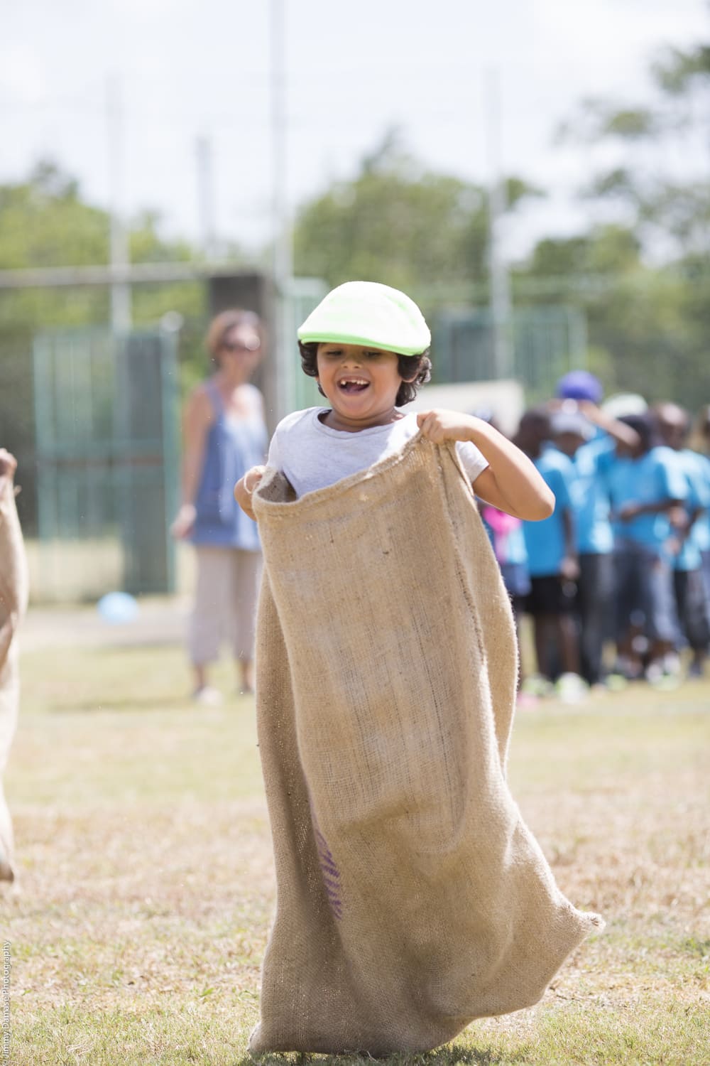 un enfant dans un jeu de course de sac