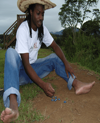 Un homme jouant au pichinn