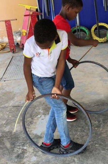 Un enfant jouant avec un sek