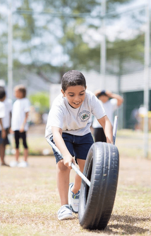 un enfant jouant au jeu de la roue