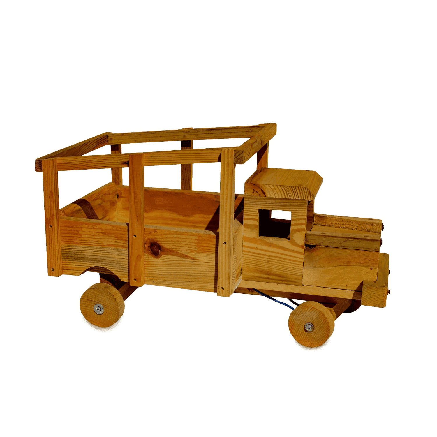 photo d'une voiture en bois avec un coffre en bois à l'arrière.