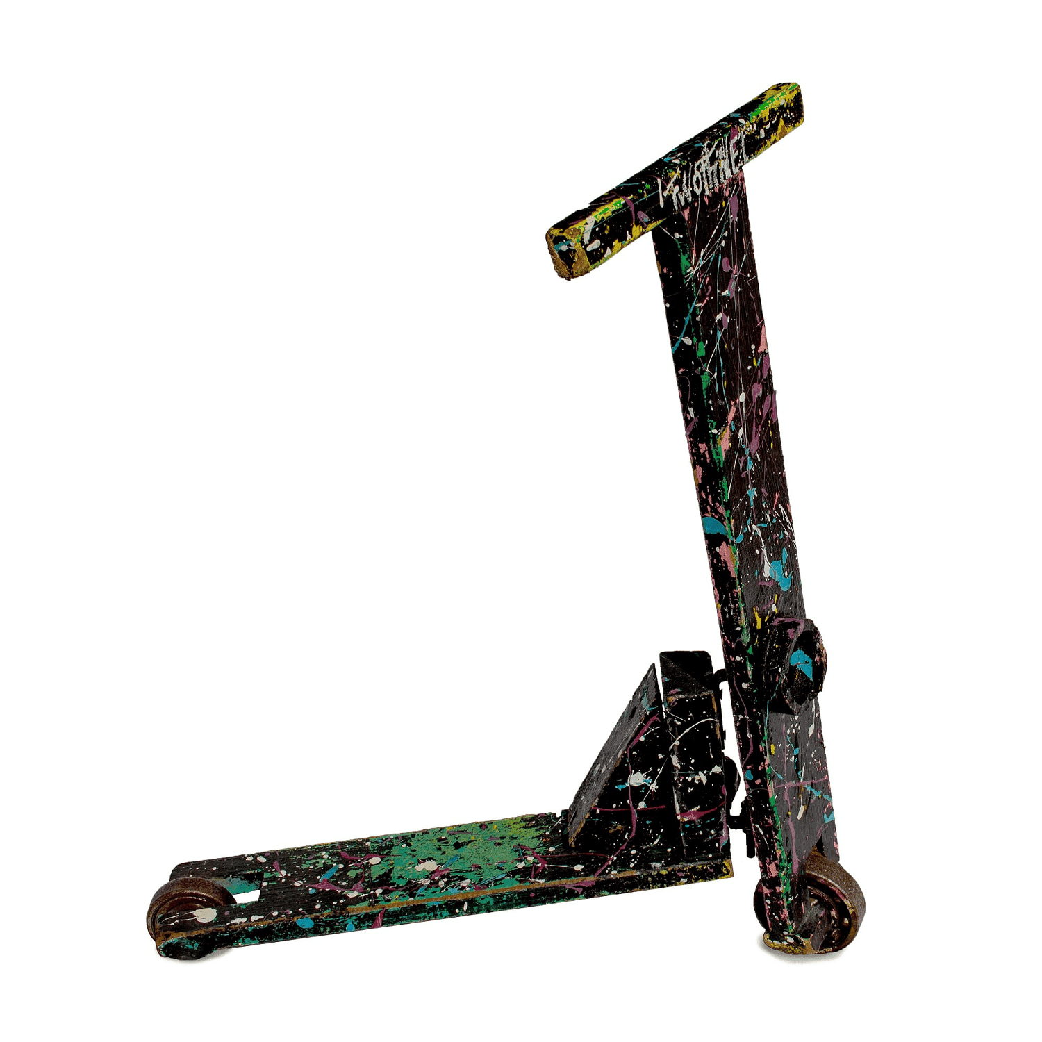 photo d'une trottinette en bois peinte en noir et décorée de dessins.
